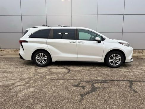 Used 2025 Toyota Sienna Limited AWD/4WD image 40
