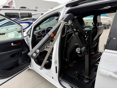 Used 2020 Chrysler Pacifica Touring-L FWD image 34