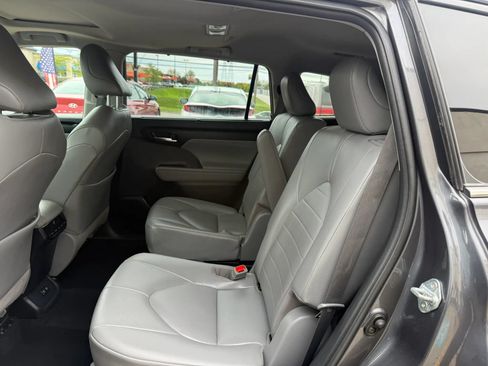 Used 2021 Toyota Highlander XLE AWD/4WD image 21