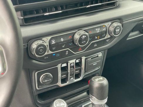Used 2024 Jeep Wrangler Unlimited Sahara AWD/4WD image 25
