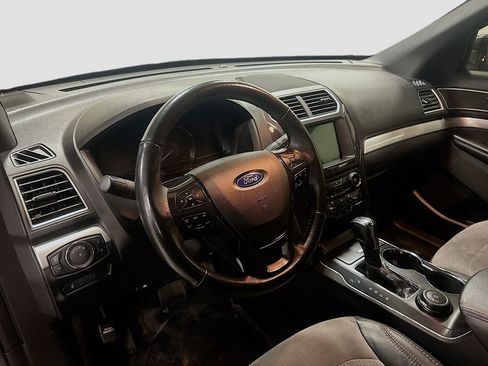 Used 2017 Ford Explorer XLT w/ Equipment Group 202A image 10
