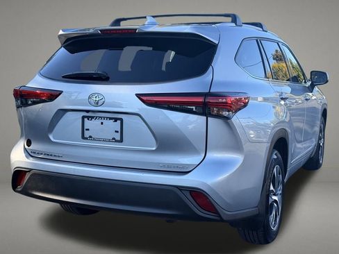 Used 2022 Toyota Highlander XLE image 5