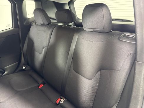 Used 2017 Jeep Renegade Latitude w/ Cold Weather Group image 23