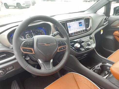 New 2026 Chrysler Pacifica Pinnacle image 16