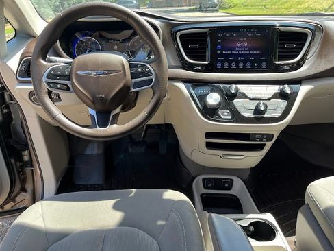 Used 2017 Chrysler Pacifica Touring FWD image 20