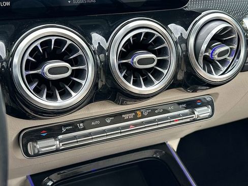 Certified 2021 Mercedes-Benz GLB 250 4MATIC image 31