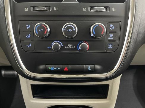 Used 2020 Dodge Grand Caravan SE w/ UConnect Hands-Free Group image 27