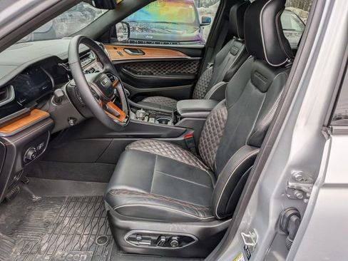 Used 2024 Jeep Grand Cherokee Summit image 9