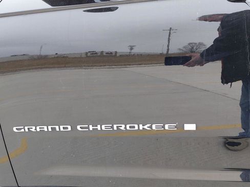 Used 2023 Jeep Grand Cherokee Laredo w/ Luxury Tech Group I image 43