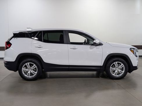 Used 2024 GMC Terrain SLE image 2