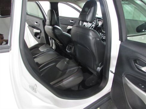 Used 2018 Jeep Cherokee Trailhawk image 61