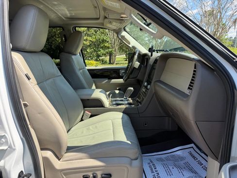 Used 2017 Lincoln Navigator L Select image 18