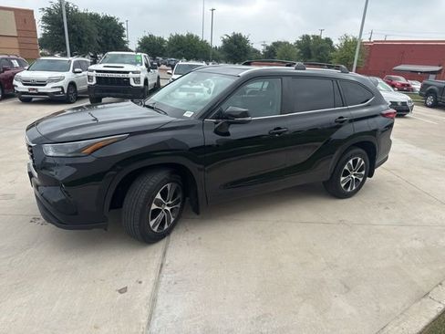 Used 2023 Toyota Highlander XLE AWD/4WD image 7