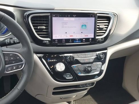 Used 2024 Chrysler Pacifica Touring-L FWD image 14