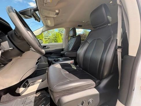 Used 2023 Chrysler Pacifica Touring-L FWD image 18