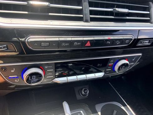 Used 2018 Audi Q7 3.0T Prestige AWD/4WD image 32