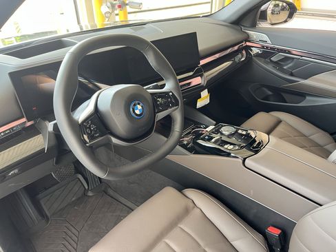 Used 2025 BMW i5 xDrive40 w/ Premium Package image 10