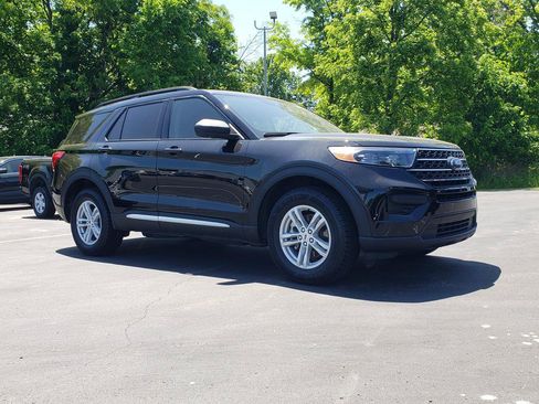 Used 2023 Ford Explorer XLT AWD/4WD image 3
