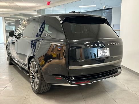 Used 2025 Land Rover Range Rover Long Wheelbase SE image 5