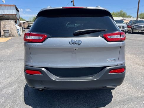 Used 2017 Jeep Cherokee Latitude FWD image 6