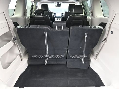 Used 2024 Chrysler Pacifica Limited image 10