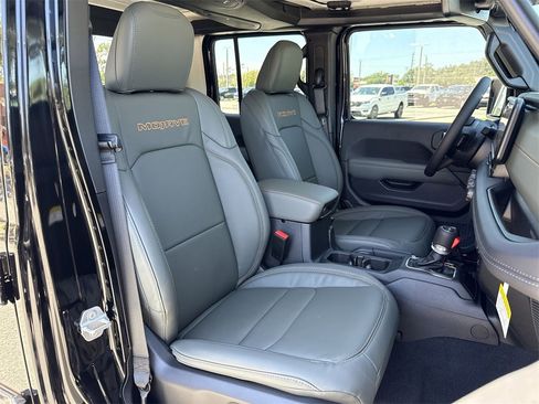 New 2025 Jeep Gladiator Mojave image 28
