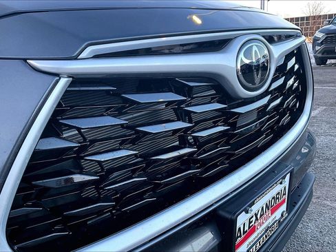 Used 2025 Toyota Highlander XLE image 30