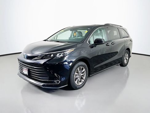 Used 2024 Toyota Sienna XLE FWD image 2