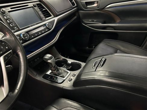 Used 2018 Toyota Highlander Limited Platinum image 17