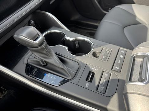 Used 2022 Toyota Highlander XLE image 14