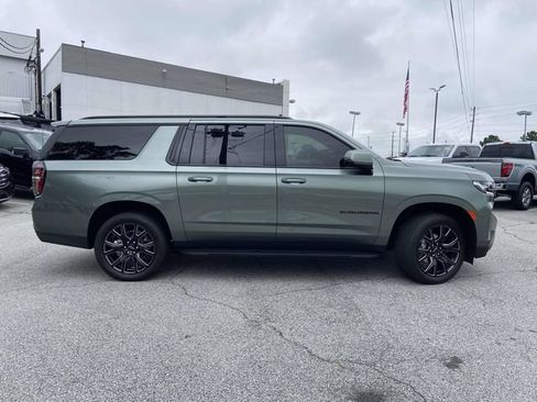 Used 2024 Chevrolet Suburban RST w/ Luxury Package RWD image 2