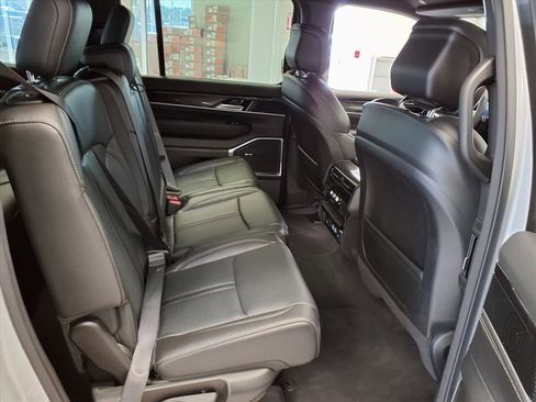 Used 2024 Jeep Wagoneer 2WD image 14