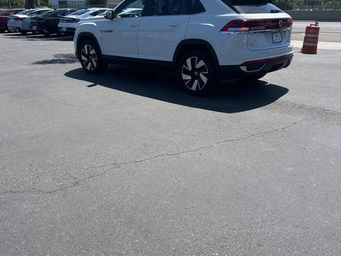 Used 2025 Volkswagen Atlas Cross Sport SE FWD image 7
