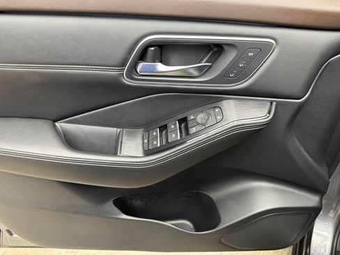 Used 2022 Nissan Rogue Platinum w/ Head-Up Display Package AWD/4WD image 11