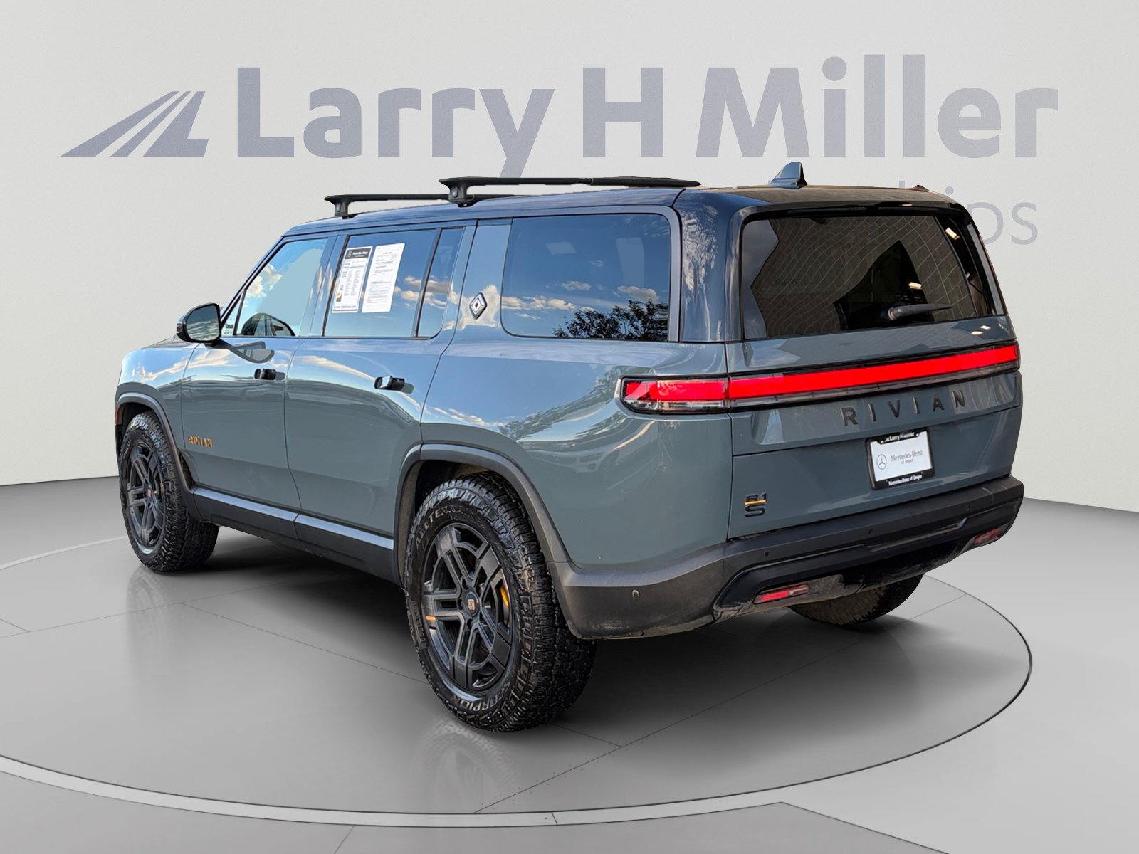 Used 2025 Rivian R1S Premium Dual AWD/4WD image 3