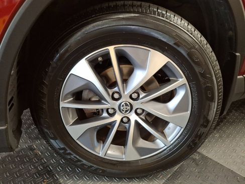 Used 2018 Toyota RAV4 XLE image 5