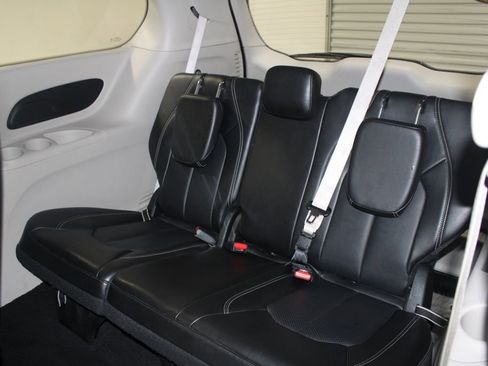 Used 2024 Chrysler Pacifica Touring-L image 24