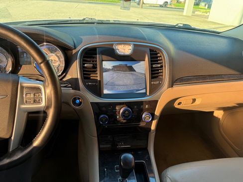 Used 2011 Chrysler 300 Limited RWD image 16
