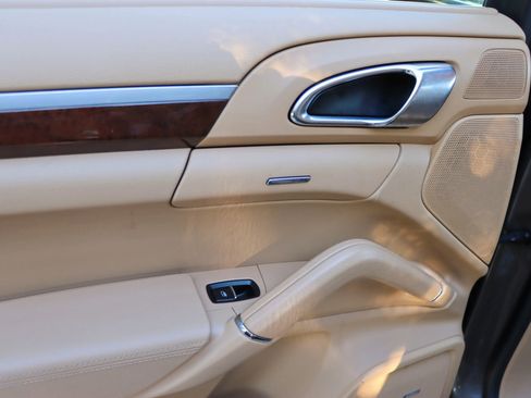 Used 2014 Porsche Cayenne image 21