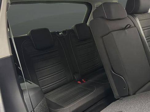 Used 2024 Volkswagen Tiguan S image 9