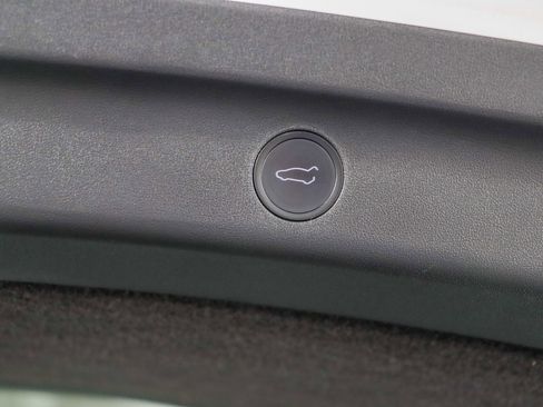 Used 2021 Tesla Model Y Long Range image 32