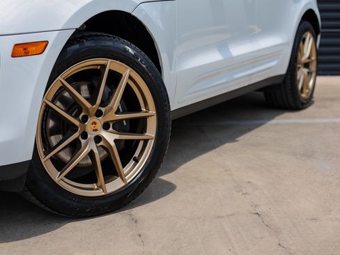 Certified 2025 Porsche Macan image 10