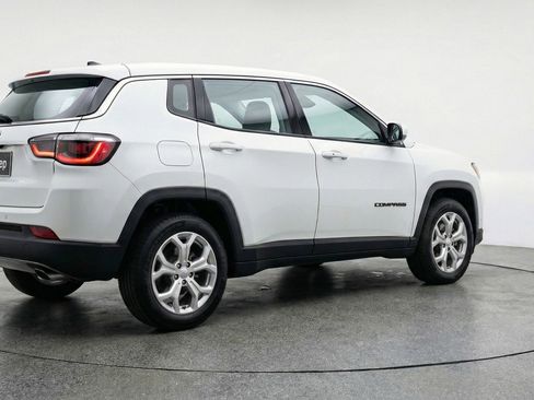 Used 2025 Jeep Compass Latitude AWD/4WD image 9