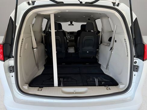 Used 2020 Chrysler Voyager LX FWD image 29