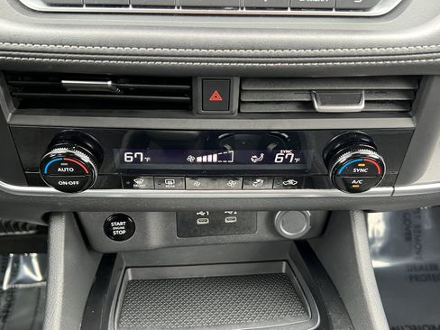 Used 2025 Nissan Rogue SV AWD/4WD image 28