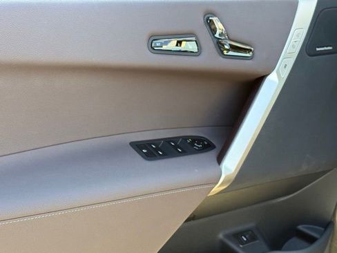 Used 2023 BMW iX xDrive50 w/ Premium Package image 18