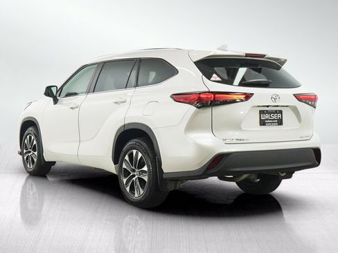 Used 2021 Toyota Highlander XLE AWD/4WD image 3