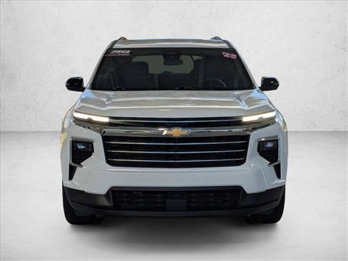 Used 2024 Chevrolet Traverse LT image 2