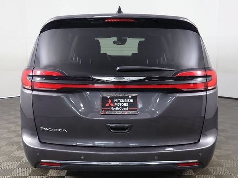 Used 2023 Chrysler Pacifica Touring-L FWD image 12