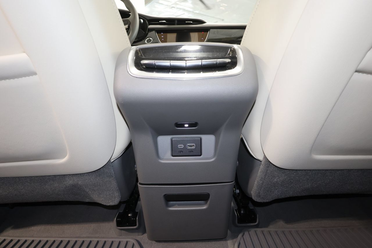 Used 2025 Cadillac XT6 Premium Luxury w/ Technology Package AWD/4WD image 32
